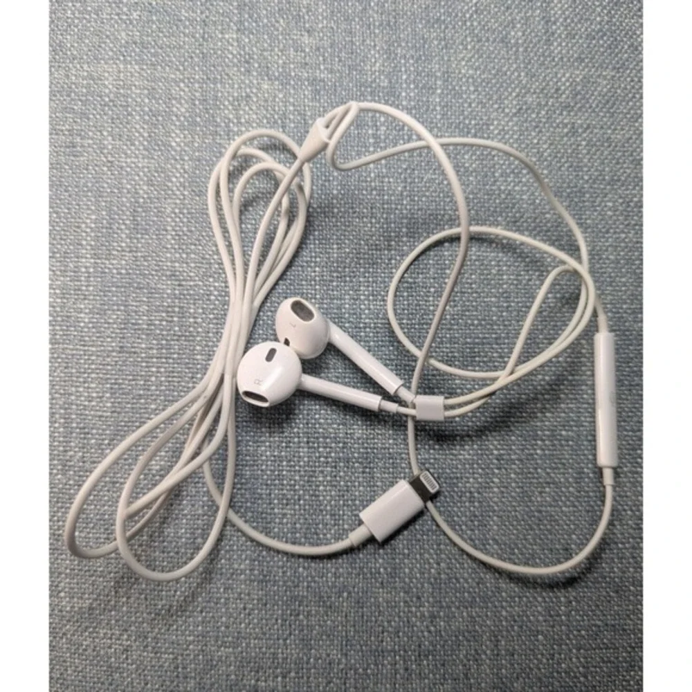 Apple‎ EarPods with Lightning Connector - White iPhone Headphones
